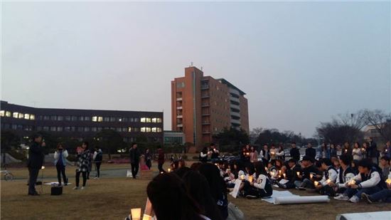 한국교원대 역사교육과 학생 및 교수들이 박성민 신임 사무국장 발령 철회를 요구하는 촛불집회를 열고 있다.(출처= 조한옥 한국교원대 역사교육과 교수 페이스북)