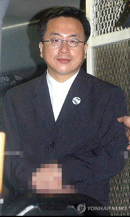 2002년 6월 최규선 씨가 재판을 받기 위해 호송차에서 내리고 있다. [연합뉴스 자료사진]