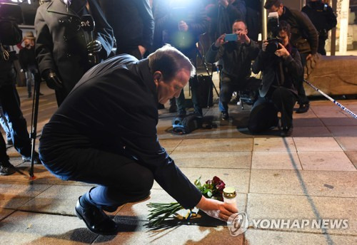 7일(현지시간) 스톡홀름 테러 현장에 희생자를 추모하는 꽃과 촛불을 놓는 스테판 뢰벤 스웨덴 총리[AFP=연합뉴스]