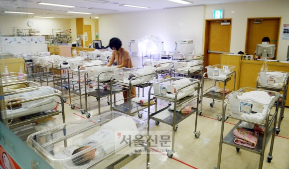 제일병원 신생아실에서 간호사들이 신생아들을 돌보고 있다.