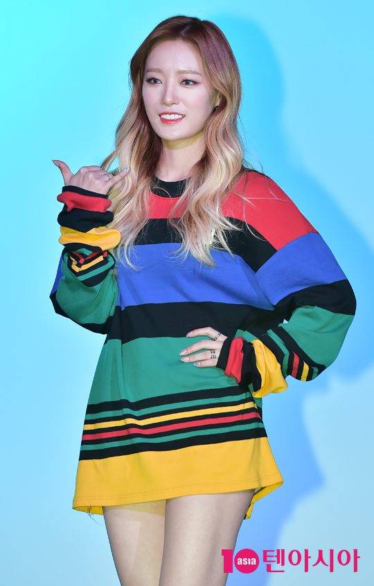 걸그룹 와썹(나리, 지애, 우주, 수진) 나리가 12일 오후 서울 강남구 신사동 K-WAVE에서 열린 미니앨범 ‘칼라 티비 (Color TV)’ 발매 기념 쇼케이스에 참석해 포즈를 취하고 있다.