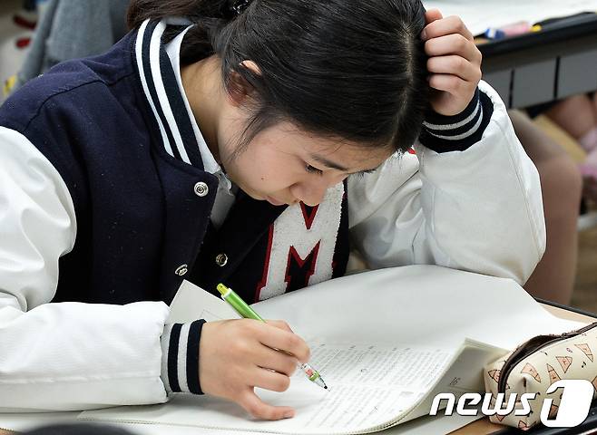 4월 전국연합학력평가에서 시험을 보고 있는 고3 학생. /뉴스1 © News1 이재명 기자