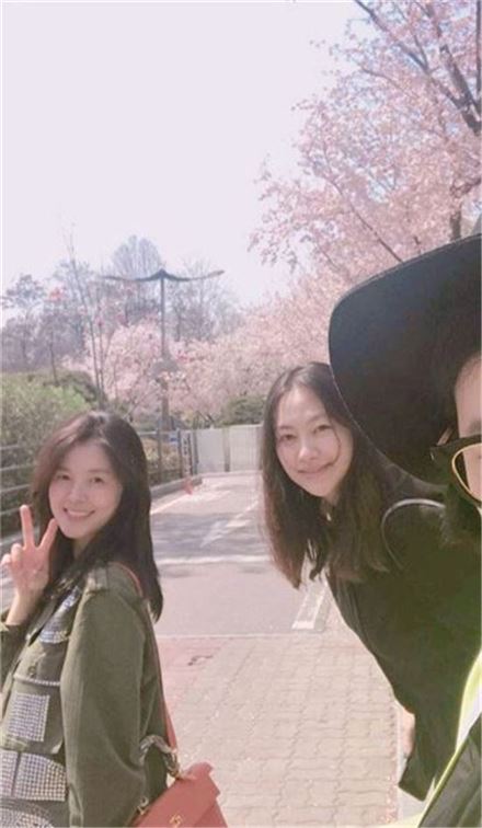배우 김성은은 자신의 인스타그램에 신애와 함께 벚꽃 나들이를 갔던 사진을 게재했다/사진= 김성은 '인스타그램' 캡처
