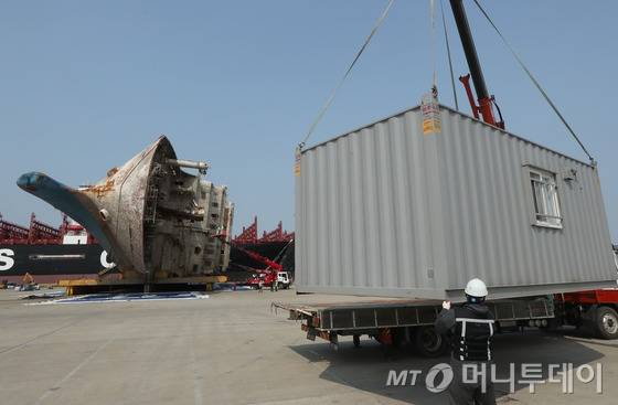13일 오전 전남 목포신항 세월호 수습현장에서 유류품 보관, 세척 등을 위한 시설물이 설치되고 있다. / 사진=뉴스1