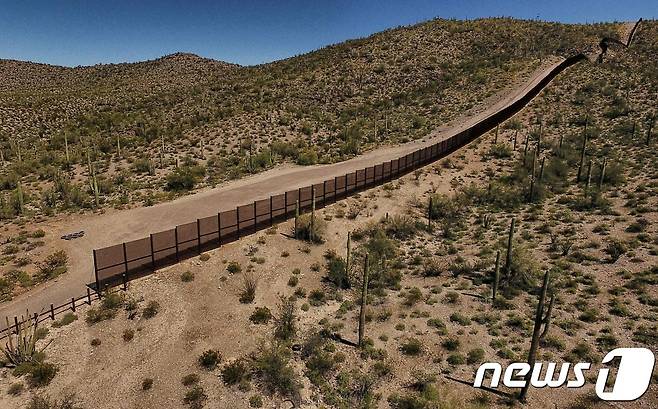 미국 애리조나 사망과 멕시코 알타 사막 가운데 국경을 따라 놓인 울타리. © AFP=뉴스1