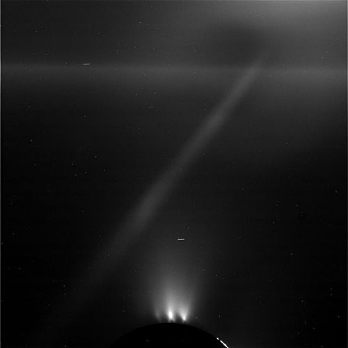 엔셀라두스 남극 지표면에서 뿜어져 나오는 특이한 액체 기둥의 모습 (사진= NASA/JPL-Caltech/Space Science Institute)