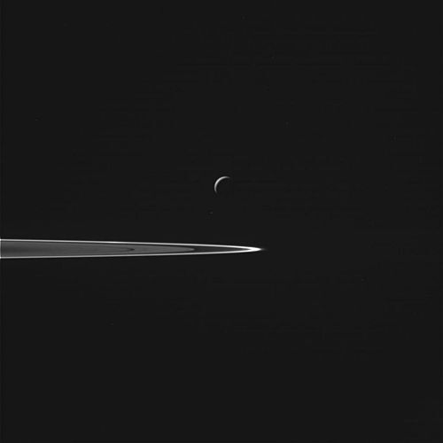 토성 고리 위에 위치한 엔셀라두스 (사진= NASA/JPL-Caltech/Space Science Institute)