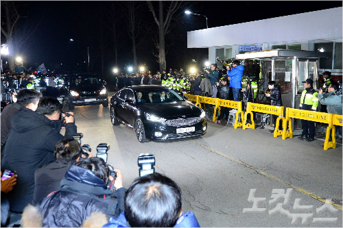 파면 21일 만에 뇌물 등의 혐의로 구속된 박근혜 전 대통령이 31일 새벽 경기도 의왕시 서울구치소로 들어서고 있다. 황진환기자