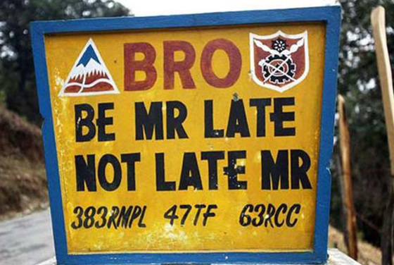 부탄의 도로 이정표는 여행자들 사이에서 직설적인 표현으로 유명하다. '속도를 줄이시오'는 얌전한 표현. '과속은 죽음이다' '죽고 싶으면 밟아라' 등의 표지판도 있다.