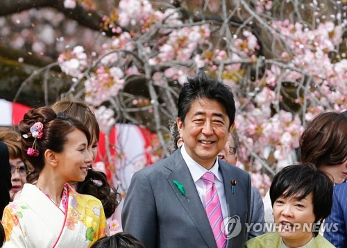 (도쿄 EPA=연합뉴스) 아베 신조 총리가 부인 아키에(오른쪽) 여사와 지난 15일 도쿄 신주쿠교엔을 방문했다. 2017.4.16