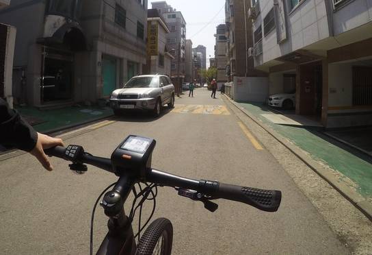 팬텀EX를 타고 골목을 달리고 있는 모습 /박성우 기자