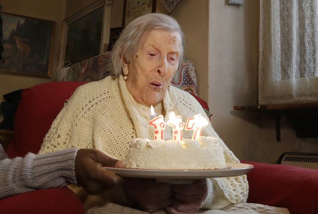 2016년 11월 29일 자신의 117번째 생일 케이크 촛불을 끄는 엠마 모라노. 베르바니아(이탈리아)=AP 연합뉴스 자료사진