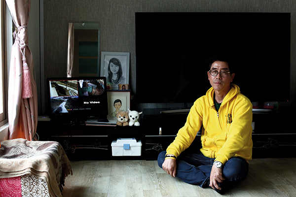 ⓒ윤성희 고 김초원 교사의 아버지 김성욱씨(위)는 지난 3년 동안 딸의 명예회복을 위해 싸우느라 성대에 이상이 생겼다. 김씨 집 거실에 딸의 초상화가 놓여 있다.
