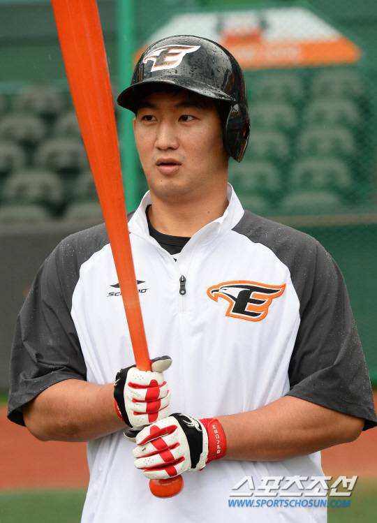 포수 최재훈이 18일 대전 한화생명 이글스파크에서 열릴 예정인 KBO리그 LG와의 경기를 앞두고 훈련에 임하고 있다. 한화는 거포형 내야수 신성현을 두산에 내주고 즉시 전력감인 포수 최재훈을 영입하는 트레이드를 단행했다. 대전=최문영 기자 deer@sportschosun.com /2017.04.18/