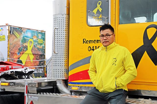지난 18일 충남 당진에서 다시 만난 양인석 씨가 그의 '세월호 트럭' 위에 앉아 있다. 사진 조두현 기자