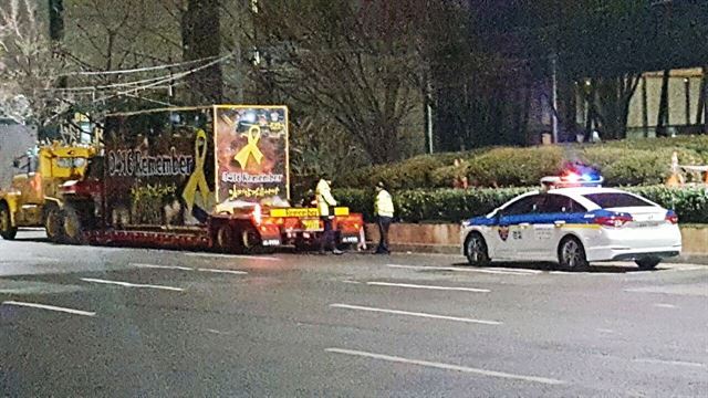 지난 1월에 서울 광화문에서 열린 촛불 집회에 '세월호 트럭'을 끌고 참가한 양인석 씨. 당시 아무 이유 없이 경찰로부터 감시를 당했다고 한다. 사진 양인석 제공
