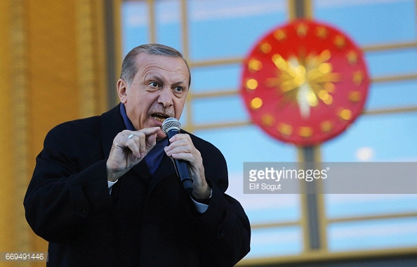 레제프 타이이프 에르도안 터키 대통령이 17일(현지시간) 앙카라의 대통령궁에서 국민투표로 개헌안이 통과된 것을 환영하는 연설을 하고 있다. |Getty Images