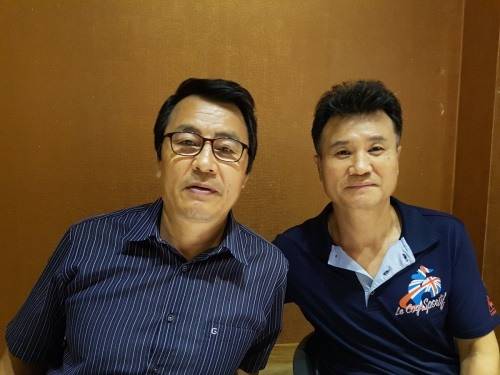 곽동성(왼쪽)과 동료심판위원인 김완수 씨(군산중앙중교사).