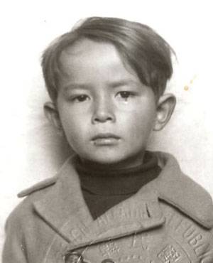 1956년 입양될 당시 토머스 클레멘트의 여권 사진. 사진 속 아이는 울고 있었다.
