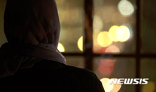 최근 영국 BBC는 할라라 관행으로 영국에 있는 남아시아 출신 무슬림 사회에서 불법 할라라 결혼 서비스가 자행되고 있고 이로 인한 여성들의 피해가 우려된다고 보도했다. BBC와 인터뷰 중인 할라라 피해자인 파라가 인터뷰 중인 모습. (BBC 캡쳐)