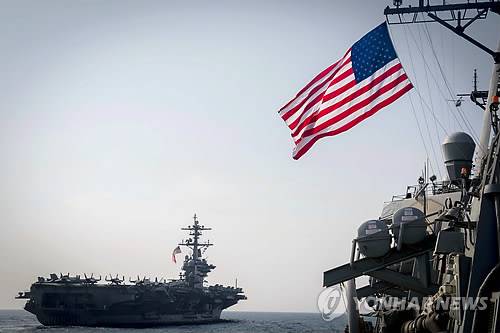 (시드니 AFP/美 해군=연합뉴스) 호주를 방문 중인 마이크 펜스 미국 부통령은 22일(현지시간) 시드니에서 맬컴 턴불 호주 총리와 회담 후 공동 기자회견에서 "우리 생각으로는 수일 내에 (핵항모 칼빈슨호가) 일본해(동해)에 당도할 것"이라고 말했다. 사진은 칼빈슨호(왼쪽)가 지난 3월22일 동해에서 유도미사일 구축함 웨인 E. 메이어호(오른쪽)와 함께 한미 독수리 훈련 중인 모습.