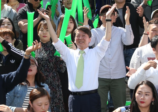 안철수 국민의당 대선후보가 23일 오후 서울 광화문 세종문화회관 계단에서 `국민과의 약속, 대한민국 미래선언'을 하기에 앞서 선거캠페인 노래에 맞춰 참석자들과 함께 율동을 하고 있다. 이정우 선임기자 woo@hani.co.kr