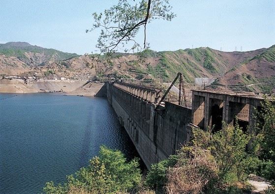 압록강에 건설된 태평만댐. 중국이 북한으로 원유를 보낼 때 사용하는 송유관이 이 댐 위를 지난다. 바이두 캡처