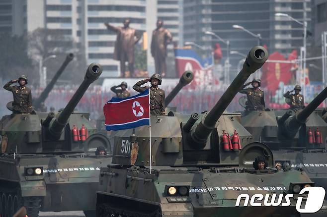 북한군 탱크가 지난 15일 김일성 탄생 105년을 기념하기 위한 열병식에 등장하고 있다. © AFP=뉴스1