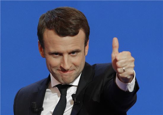 프랑스 대선 1차 투표에서 1위로 결선행을 하게 된 에마뉘엘 마크롱 후보가 지지자들의 환호에 답하고 있다. (사진=AP연합)