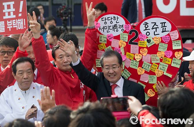 ▲ 홍준표 자유한국당 대선 후보가 4월18일 오후 경남 창원 마산역 광장에서 열린 집중유세에 참석해 지지를 호소하고 있다. 사진=포커스뉴스