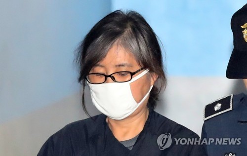 (서울=연합뉴스) 이정훈 기자 = 최순실 씨가 24일 오후 서울 서초구 서울중앙지법에서 열린 뇌물수수 혐의 4회 공판에 출석하기 위해 호송차에서 내려 법정으로 향하고 있다. 2017.4.24      uwg806@yna.co.kr