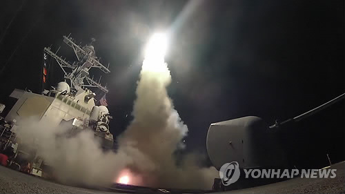 지난 7일 미 해군 유도미사일 구축함 '포터'가 지중해 동부해역에서 시리아 공군기지를 향해 토마호크 크루즈미사일을 발사하고 있다.