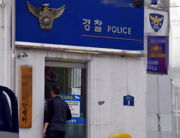 24일 서울의 한 치안센터를 찾은 민원인이 잠긴 문 앞에서 안을 들여다보고 있다.박윤슬 기자 seul@seoul.co.kr