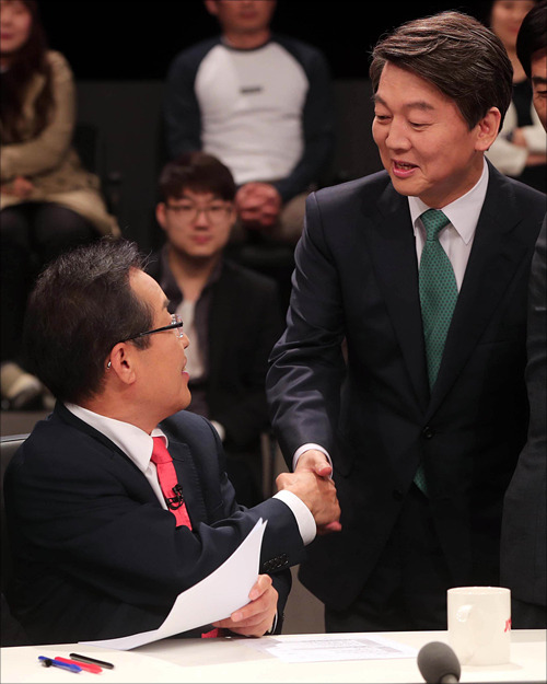 안철수 국민의당 후보와 홍준표 자유한국당 후보가 25일 경기도 고양시 빛마루 방송지원센터에서 열린 중앙일보-JTBC-한국정치학회 공동주최 2017 대통령 후보 초청 토론회에서 악수를 하고 있다. ⓒ국회사진취재단