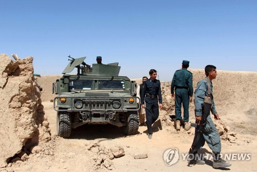 지난 26일 아프가니스탄 남부 헬만드 주에서 치안당국이 주변을 순찰하고 있다.[EPA=연합뉴스 자료사진]