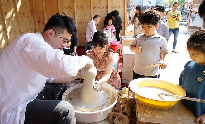 지난 22일 개막한 경기도 광주시 왕실도자기 축제에서 어린이들이 도자기 만드는 과정에 참여하고 있다. 광주시청 제공