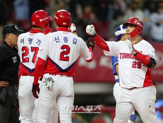 나지완이 27일 광주 삼성전에서 만루 홈런을 때려낸 뒤 동료들의 축하를 받고 있다. 사진=KIA 제공