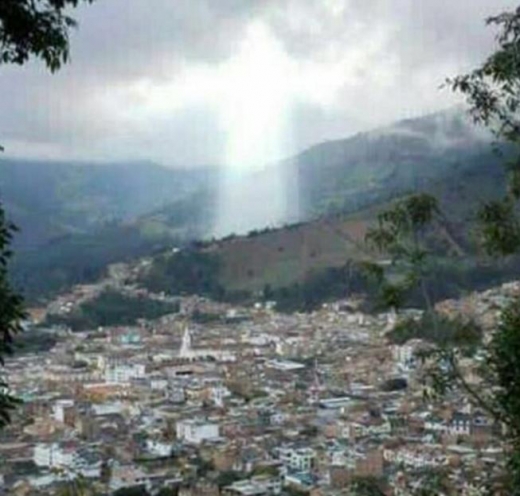 자연재해로 고통을 겪고 있는 콜롬비아의 한 마을에 신의 모습처럼 보이는 한 줄기 빛이 쏟아졌다.