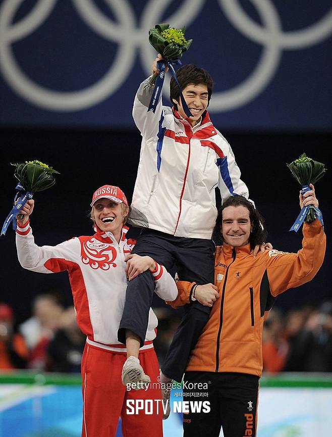 ▲ 2010년 밴쿠버 동계 올림픽 스피드스케이팅 1만m에서 금메달을 딴 이승훈(가운데)을 무등한 보프 더용(오른쪽) 코치 ⓒ GettyImages