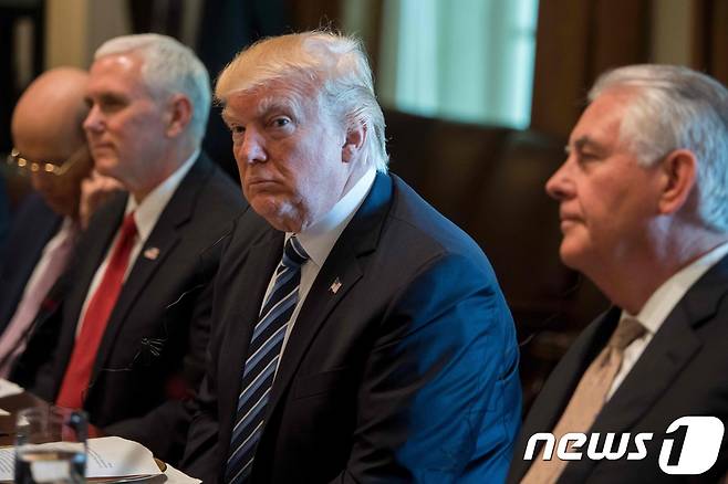 도널드 트럼프 미국 대통령(중앙)과 렉스 틸러슨 국무장관(오른쪽). © AFP=뉴스1