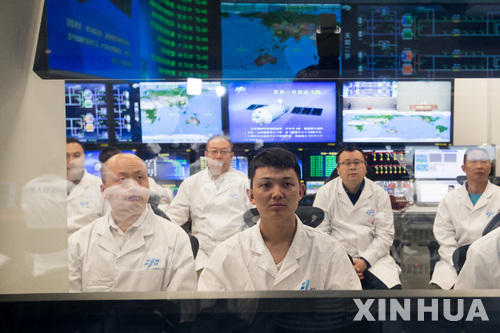 【베이징=신화/뉴시스】중국 첫 우주화물선 텐저우-1이 27일 지구궤도에서 우주실험실 톈궁-2에 성공리에 연료를 보급했다. 2017.04.28