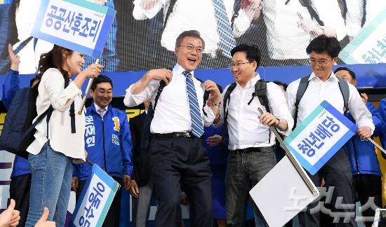 더불어민주당 문재인 대선 후보가 27일 오후 경기도 성남시 야탑역 광장에서 열린 집중유세에서 정책을 전달 받는 퍼포먼스를 하고 있다. (사진=박종민 기자)