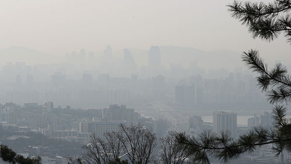 ⓒ연합뉴스 미세먼지 상태가 ‘보통’을 기록한 4월4일 오전 서울 남산에서 바라본 강남 도심의 빌딩숲이 먼지에 싸여 있다.