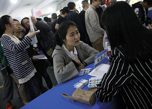 ⓒEPA 국영기업이 무너지고 취업난이 심각해지면서 성차별도 많이 일어나고 있다. 2014년 3월 중국 항저우에서 열린 취업박람회에서 상담을 받고 있는 여대생.