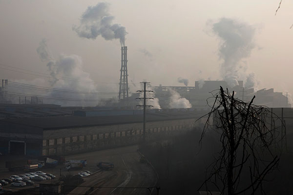 ⓒAP Photo 저렴한 인건비와 느슨한 규제 때문에 외국 기업이 많이 들어와 있는 중국은 오염원을 관리하지 못했다. 아래는 2016년 12월30일 중국 허베이성 첸안의 철강공장 모습.
