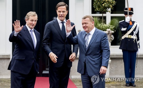 엔다 케니(왼쪽) 아일랜드 총리와 마크 뤼테(가운데) 네덜란드 총리, 라스 뢰케 라스무센 덴마크 총리 [AFP=연합뉴스]
