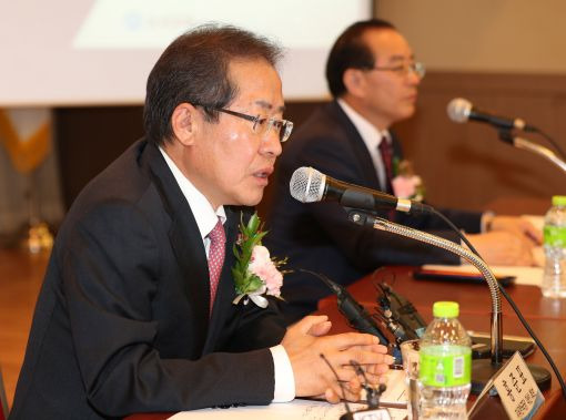 홍준표 자유한국당 대선 후보가 28일 서울 서초구 한국교총회관에서 열린 한국교원단체총연합회 정책간담회에 참석, 발언하고 있다.(사진= 연합뉴스)