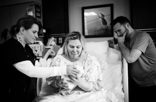 사산된 아기를 안고 눈물을 흘리는 케리 영(가운데)-로이스 영(오른쪽) 부부