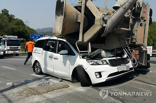 (나주=연합뉴스) 장아름 기자 = 29일 오후 전남 나주시 남평읍 드들강 유원지 입구 사거리에서 김모(55)씨가 몰던 대형 레미콘 차량이 옆으로 넘어지며 카니발 승합차를 덮쳤다. 이 사고로 카니발에 타고 있던 30대 부부가 숨졌다. 2017.4.29 [전남 나주소방서 제공=연합뉴스]      areum@yna.co.kr