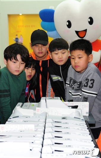지난 27일 오후 부산 북구 솔로몬로파크 내 선거체험관에서 아이들이 투표지 분류기체험을 하고 있다.  2017.4.27/뉴스1 © News1 여주연 기자